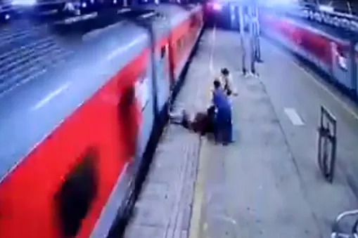 express-train-accident-in-boriwali-railway-station-man-fall-down-from-running-train-news